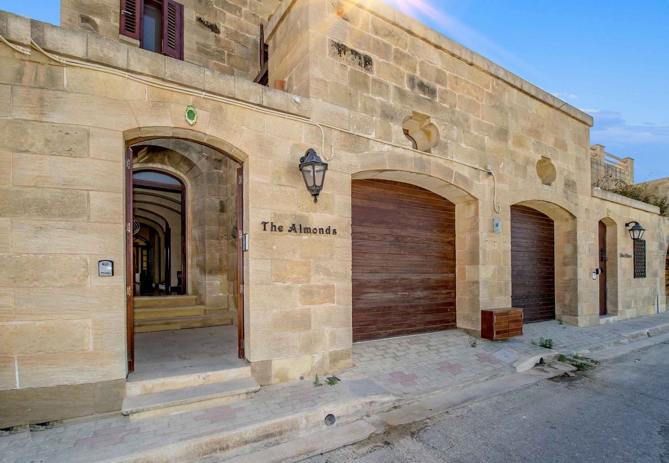 Country house in San Lawrenz - The Almonds Holiday Home