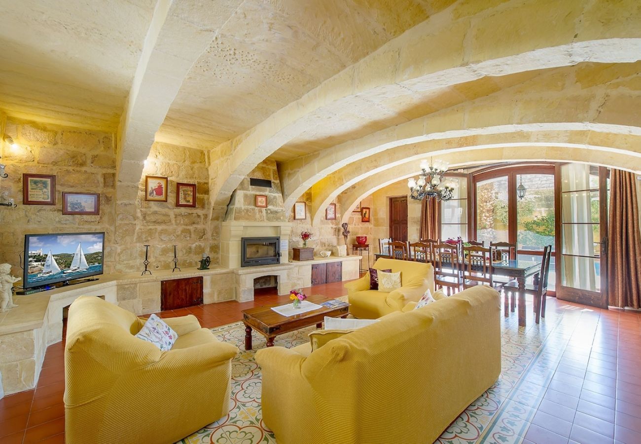 Country house in L-Għarb - Ta Majsi Holiday Home