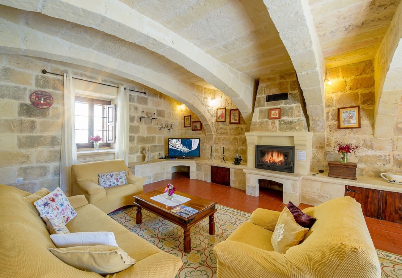 Country house in L-Għarb - Ta Majsi Holiday Home