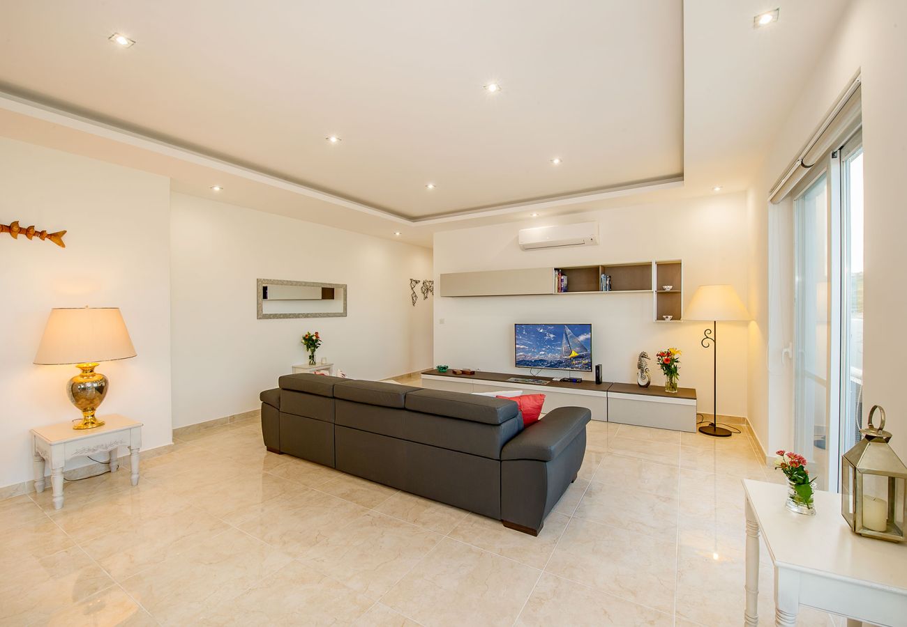 Apartment in Marsalforn - The Hillock Penthouse B17