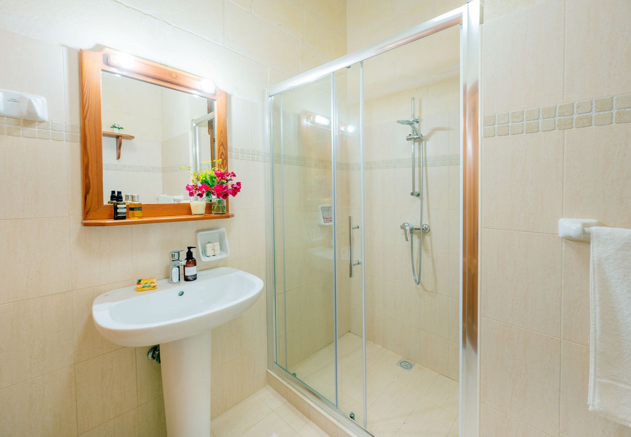 Country house in Qala - Veduta Holiday Home Qala